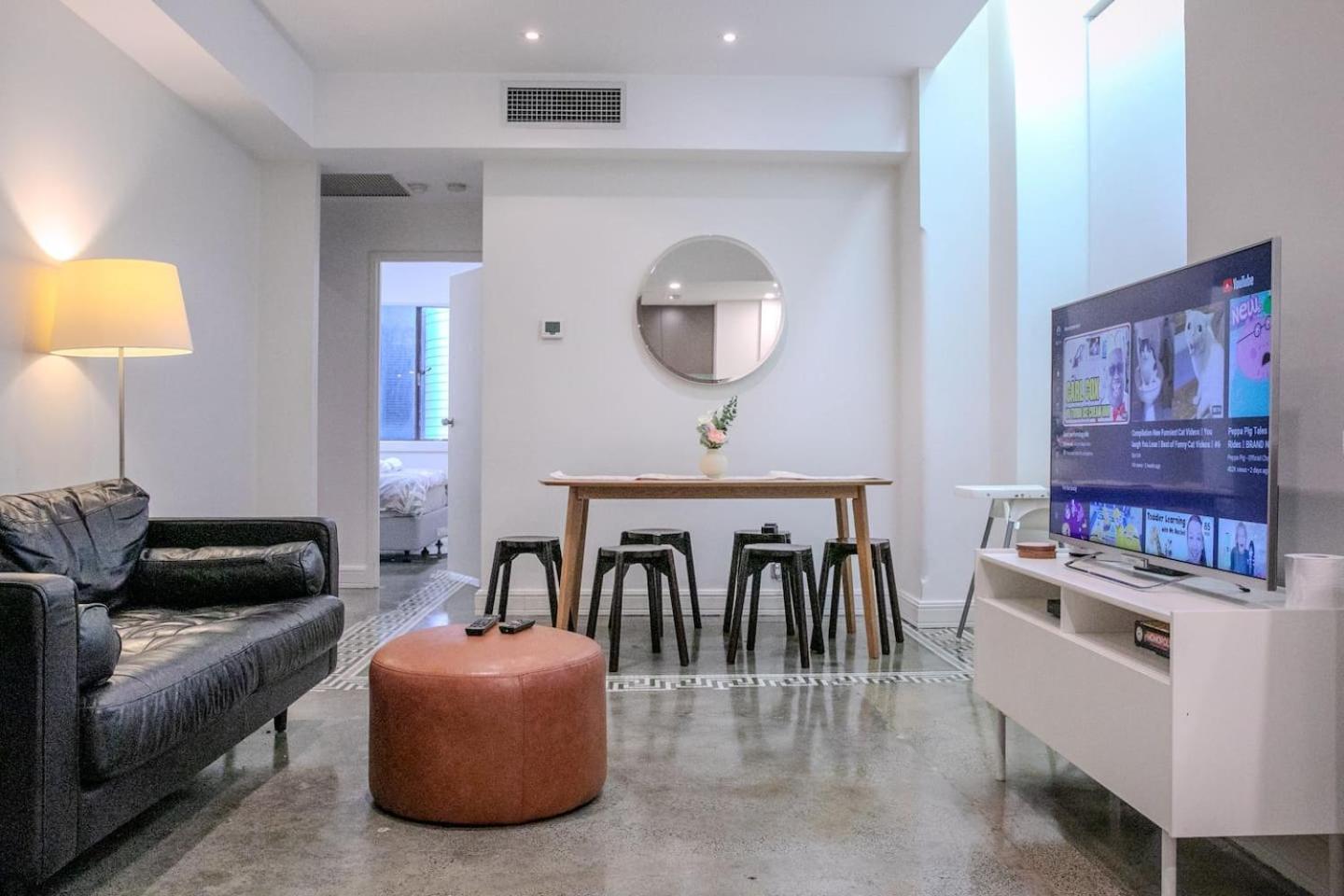 Chic By Circular Quay And Opera House With Pool Apartment